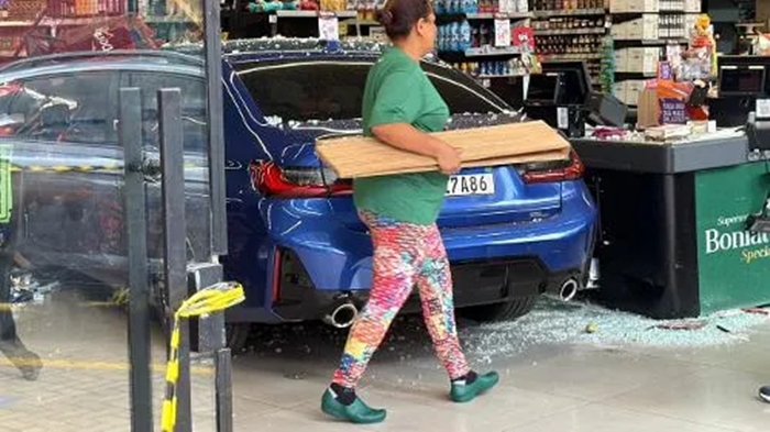 Carro de luxo invade supermercado no centro de Cascavel