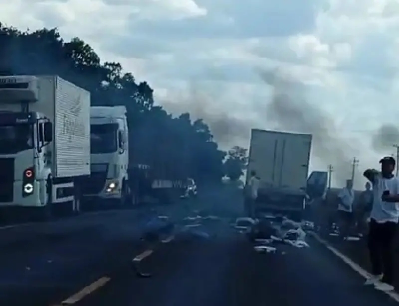 Acidente entre carro e caminhões deixa um morto e quatro feridos na BR-369