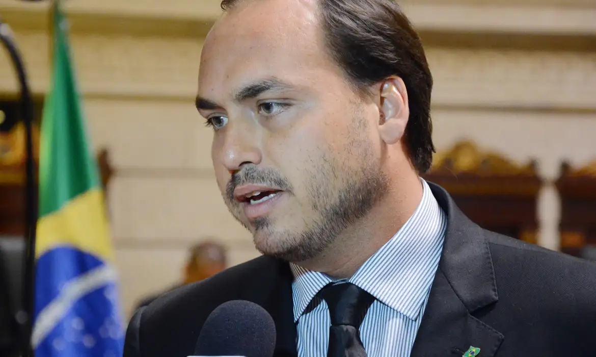 Carlos diz que Bolsonaro está abatido e culpa Cid por 