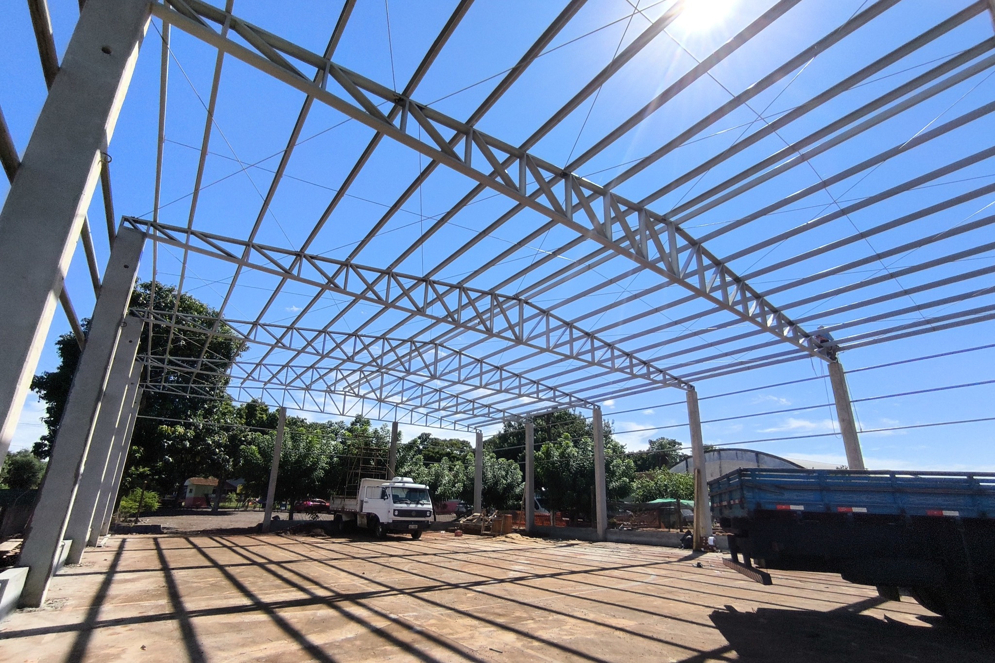 Quadra da Escola Almirante Barroso, em Vila Curvado, recebe cobertura