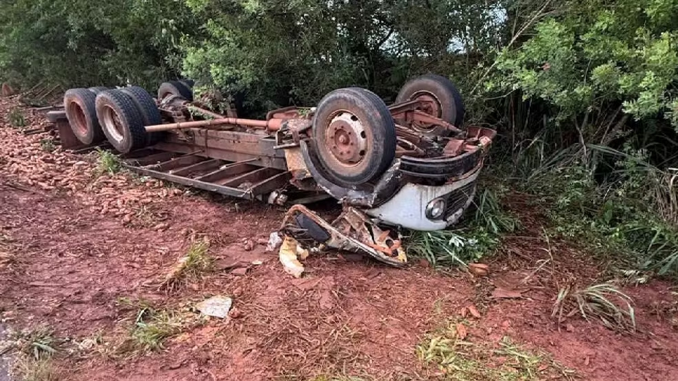 Motorista sobrevive sem ferimentos graves após caminhão tombar e ficar completamente destruído em Terra Roxa