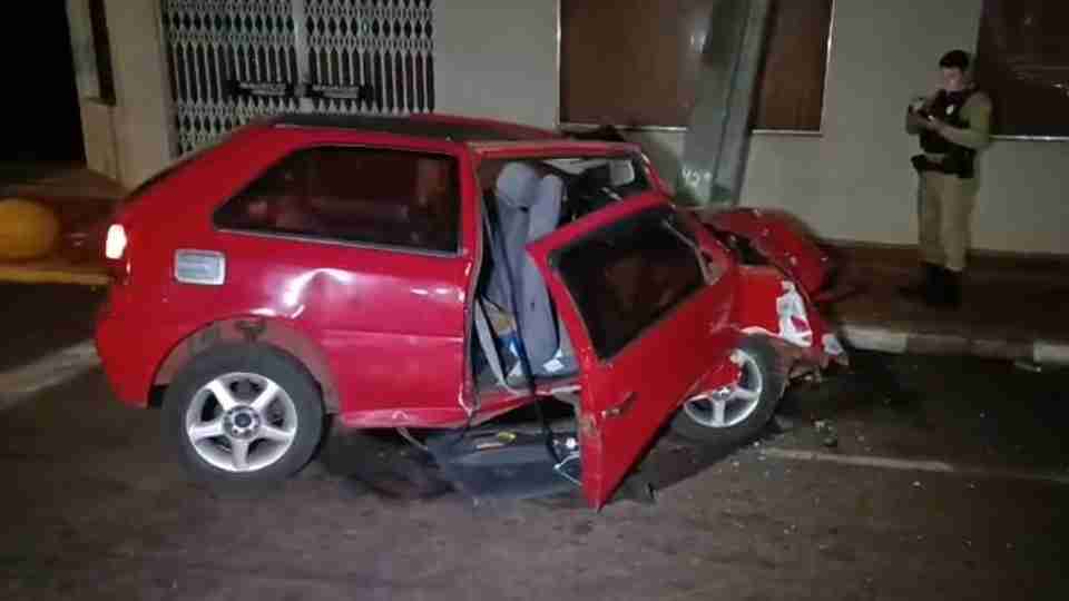 Carro bate em poste e três pessoas ficam feridas na madrugada em Toledo