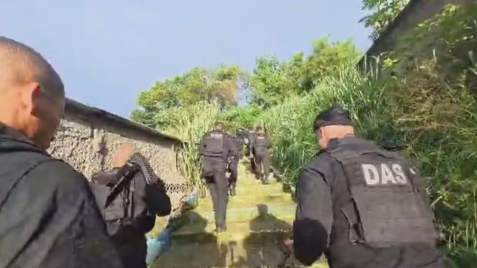 Menina de 13 anos que sofreu estupro coletivo só foi liberada depois que um dos criminosos recebeu uma ligação