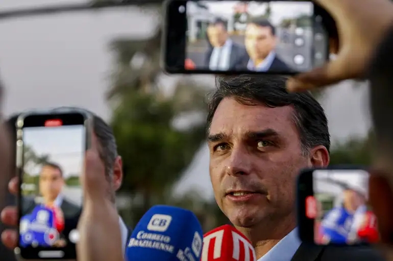 Flávio Bolsonaro afirma que Michelle e Carlos são pré-candidatos ao Senado e Jair Renan, à Câmara