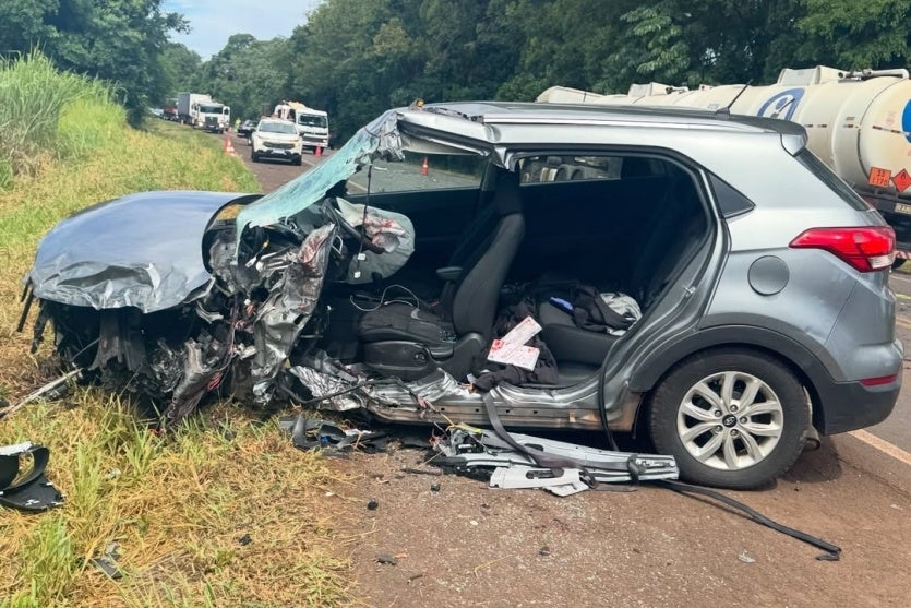 Colisão entre carro e ônibus deixa um morto e dois feridos em Campo Mourão