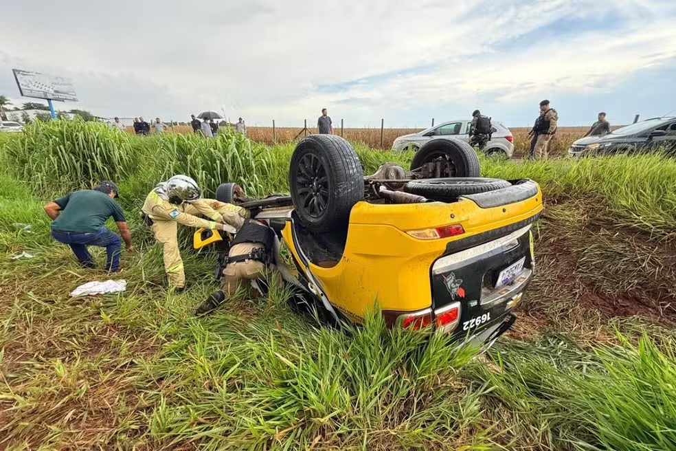 Policial morre e outro fica ferido após viatura aquaplanar e capotar em rodovia, do PR