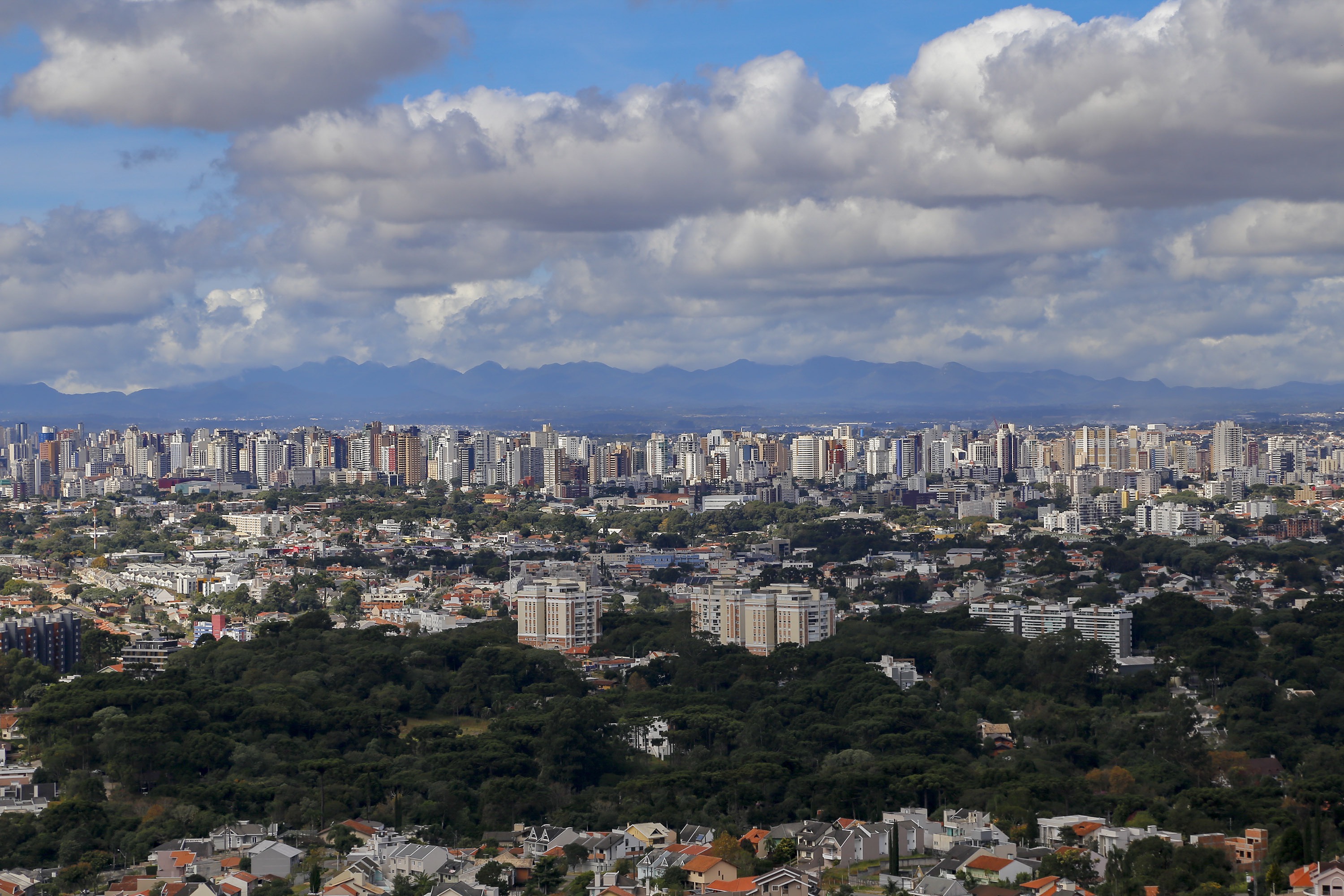 Semana típica de verão: tempo abafado e chuva de fim de tarde no Paraná