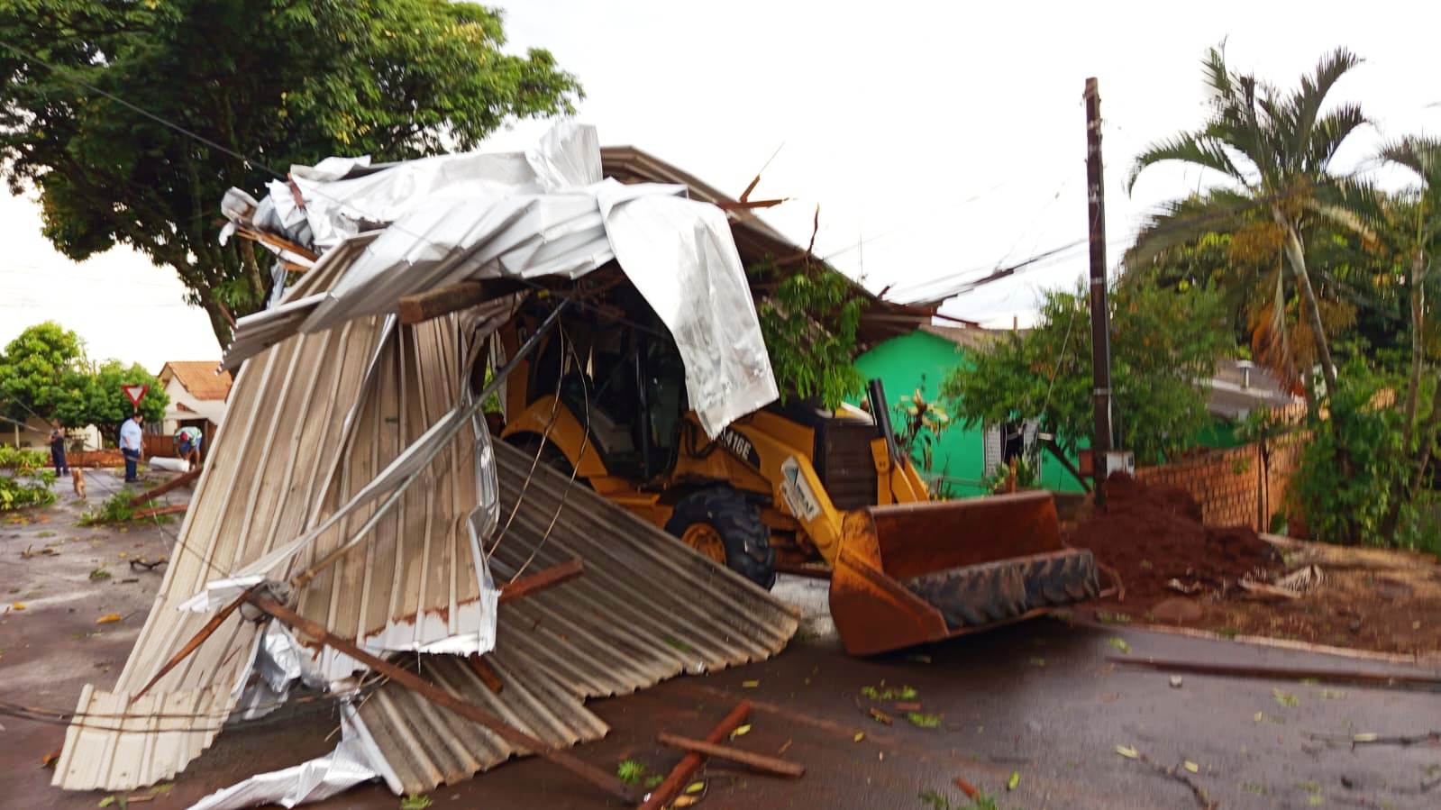 Vendaval deixa 800 residências sem energia em Maripá e prefeitura mobiliza a Copel, que agiliza os trabalhos