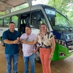 Mercedes recebe novo micro-ônibus para transporte de pacientes