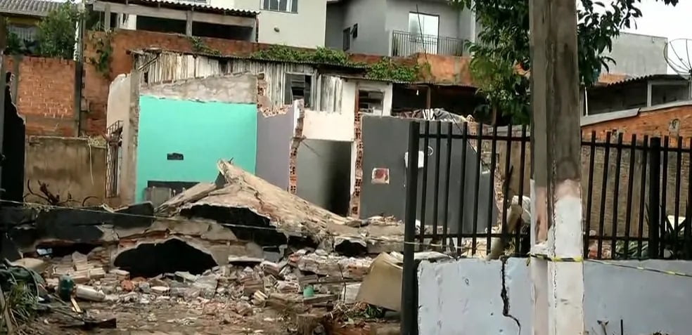 Pedreiro morre soterrado durante demolição de casa, no PR