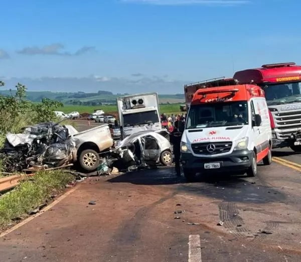 Três pessoas morrem em acidente com 4 veículos na PR-445, no norte do Paraná