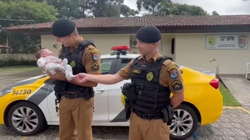 Bebê se engasga com leite materno e é salva por policiais militares no Paraná